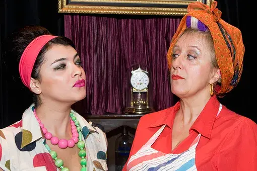 Когда умер тесть, свекровь изменилась — маниакально интересовалась нашей жизнью, приходила без приглашения, рылась в вещах! (История из жизни)