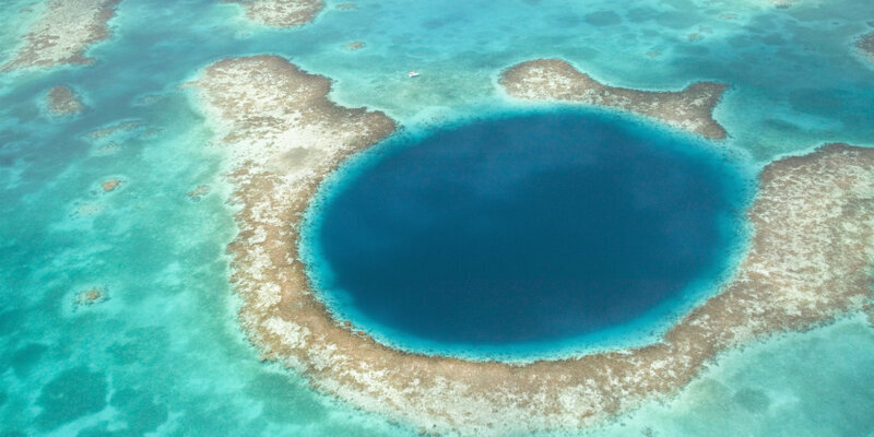 Загадка глубин: Ученые открыли самую глубокую голубую дыру у побережья Мексики
