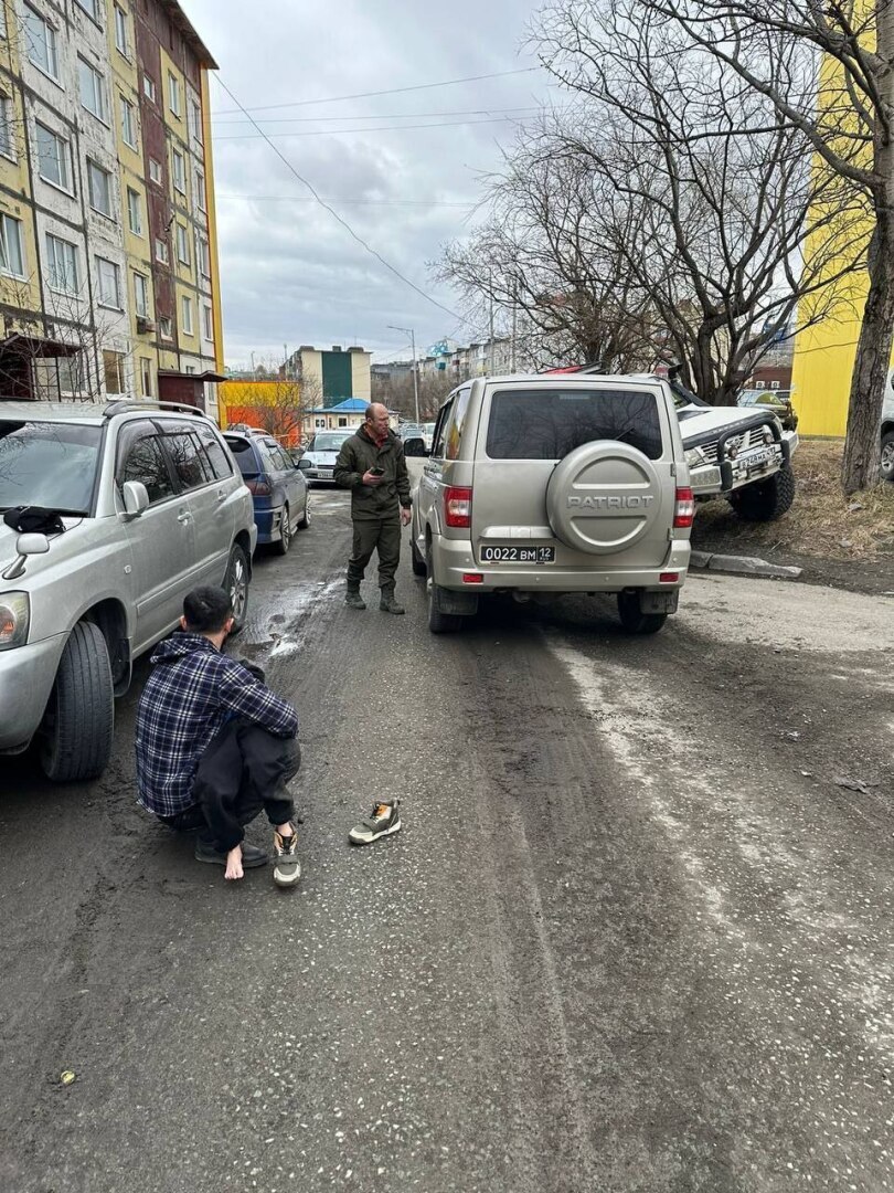 На Камчатке дерзкий водитель сбил во дворе дома 7-летнего мальчика и грубил  его отцу | Новости ТУТ, 07 мая 2024