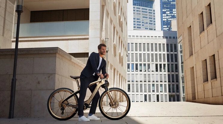 Вы когда-нибудь видели мотоцикл Porsche из чистого золота?