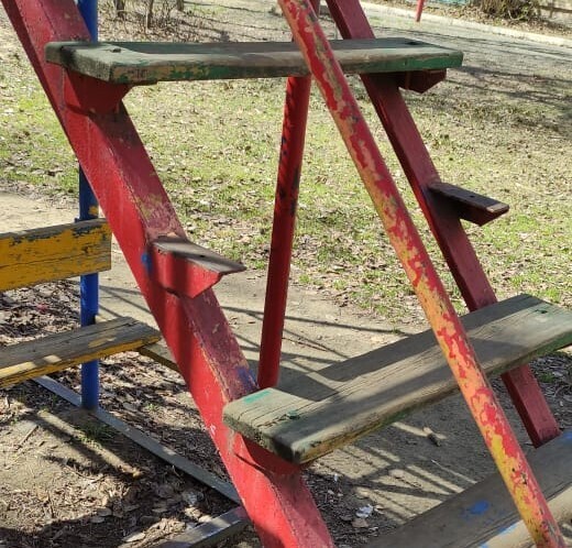 Опасная детская площадка. На такой даже не хочется гулять