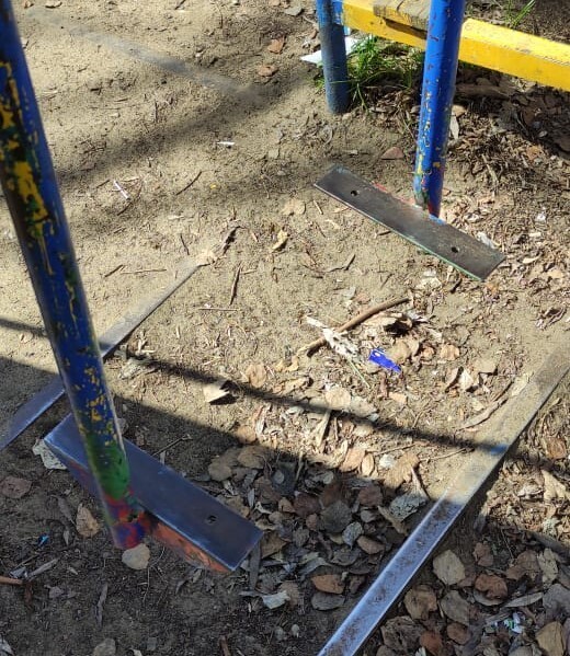 Опасная детская площадка. На такой даже не хочется гулять