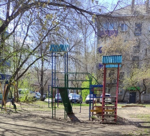 Опасная детская площадка. На такой даже не хочется гулять