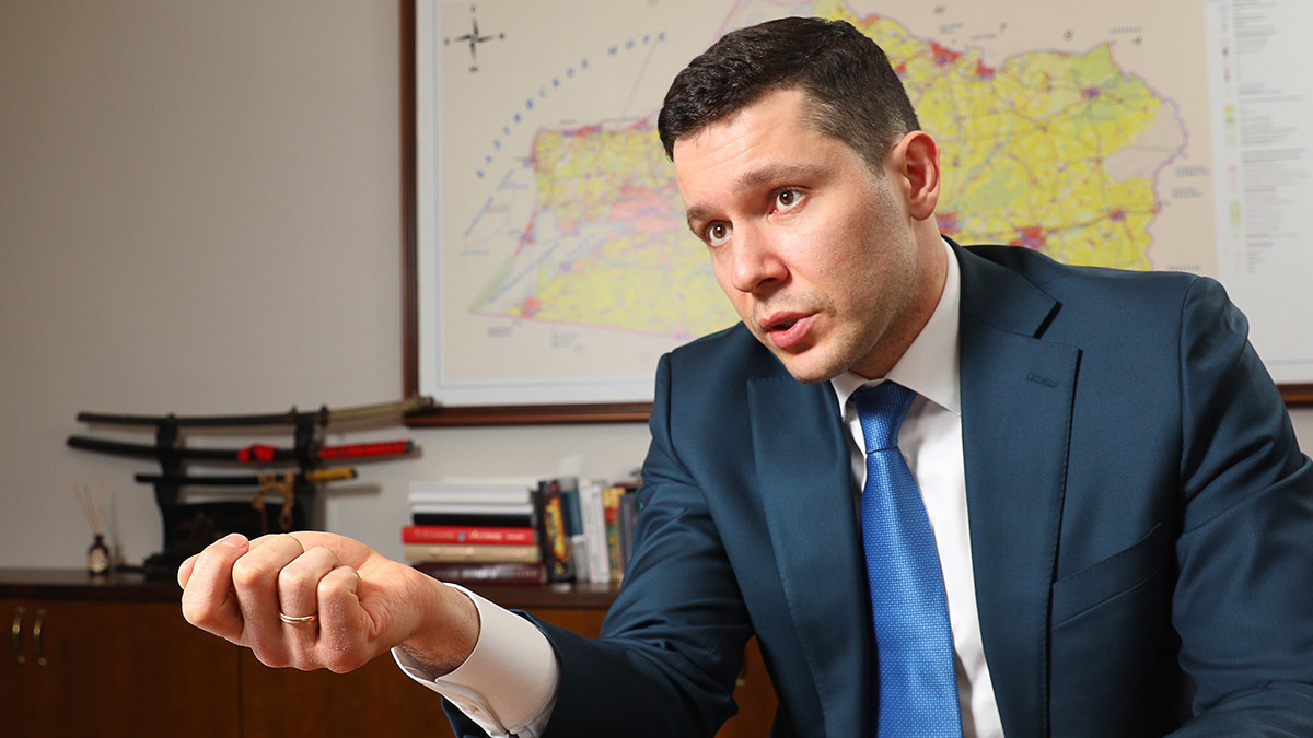 Антон Алиханов выступает за введение в России «Карты русского»