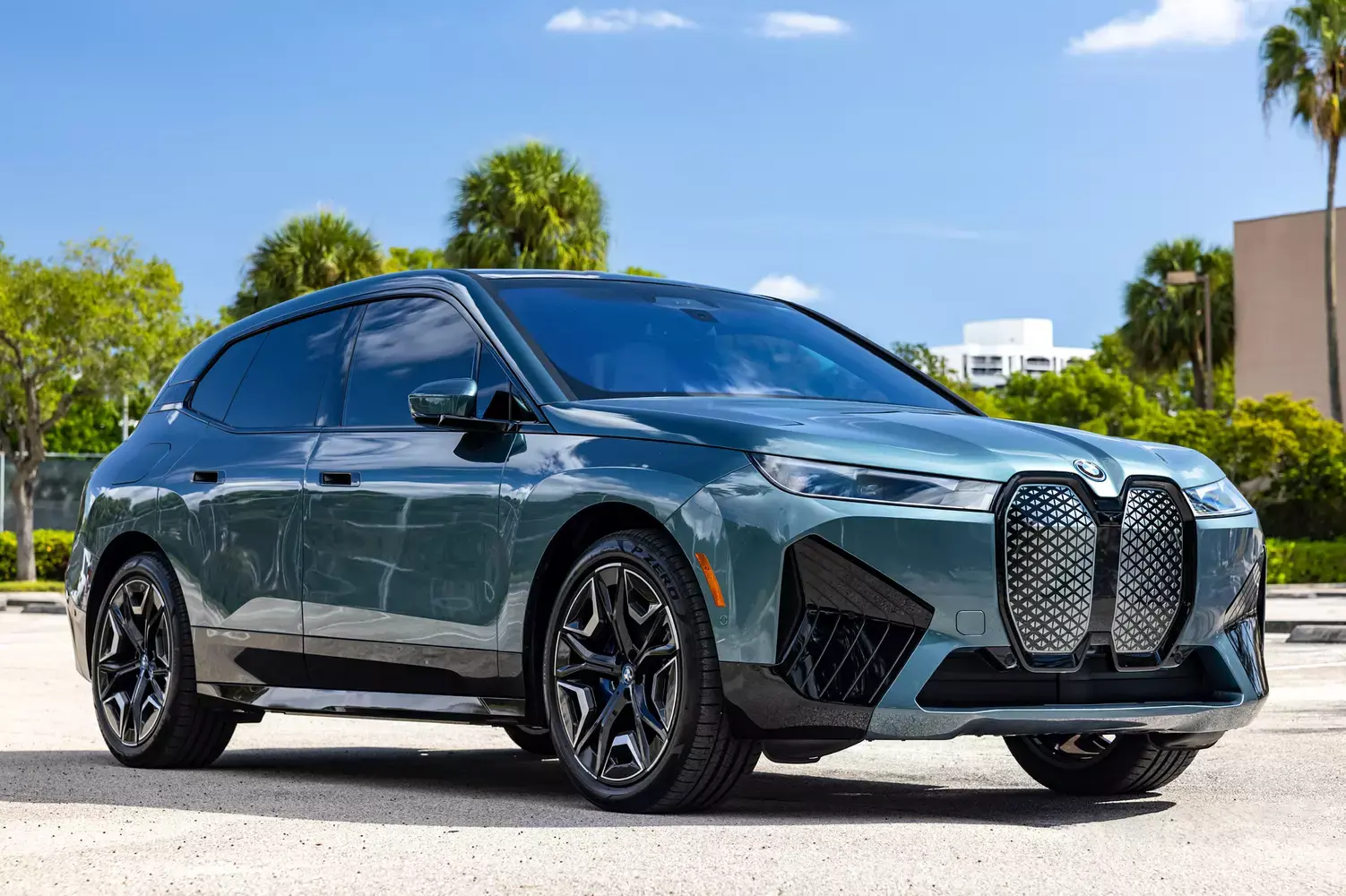 🚀 BMW iX: Мощь Инноваций с 650 🐎 и Автономией 600 км! 🛣️