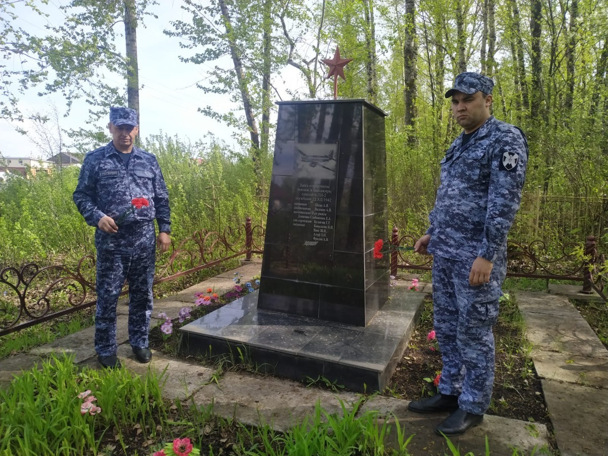 В Янауле сотрудники Росгвардии почтили память погибших военных летчиков