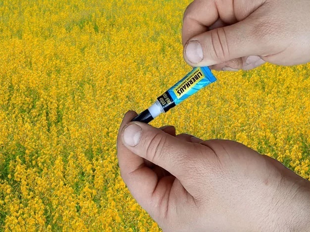 Как быть, если пальцы склеились суперклеем?