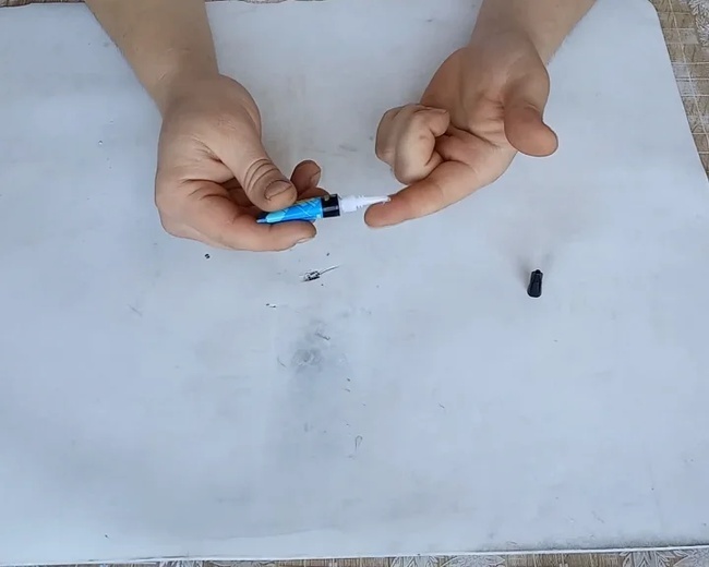 Как быть, если пальцы склеились суперклеем?