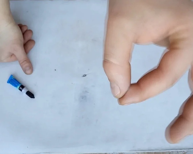 Как быть, если пальцы склеились суперклеем?