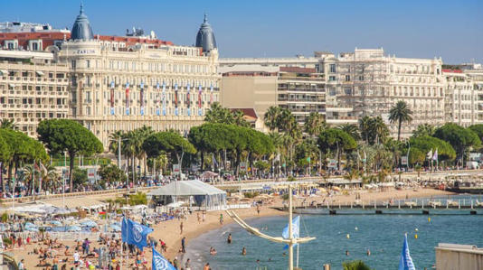 Раз в году звезды мировой величины съезжаются в этот город. Путеводитель для посетителя