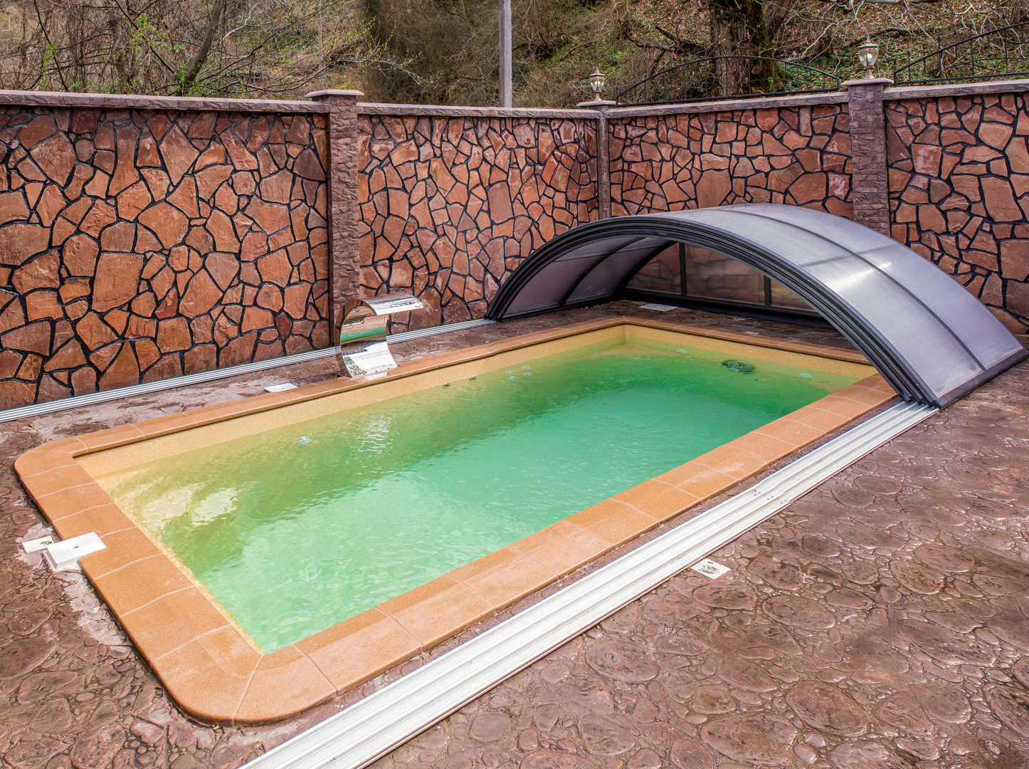 Плюсы и минусы композитных бассейнов.