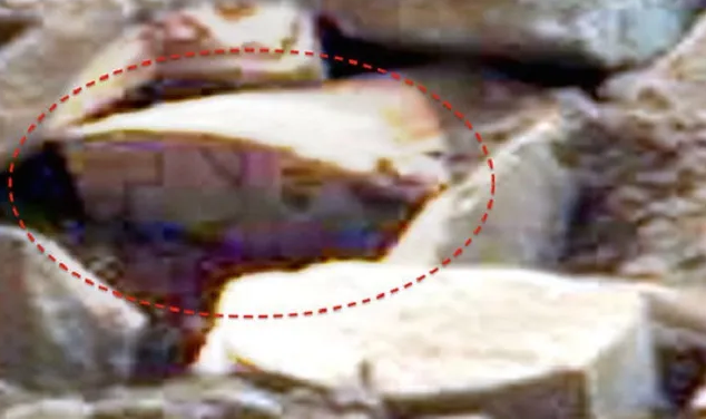 Инопланетянин попал на видео на кладбище