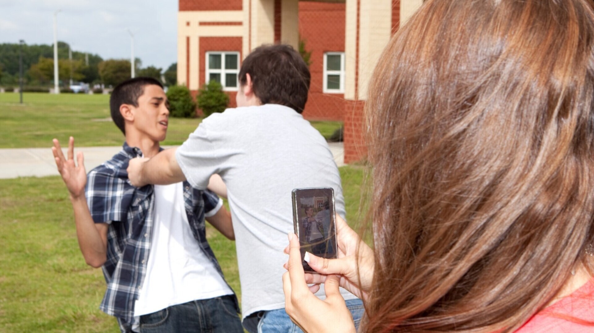 Можно ли снимать человека на видео и выкладывать его в Интернет, если человек совершает правонарушение