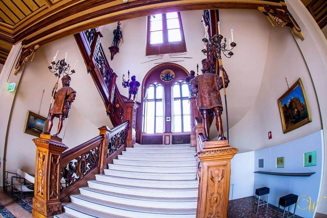 Мирамаре — замок в средневековом шотландском стиле.