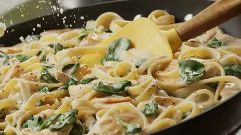 Спагетти с куриной грудкой и соусом ПЕСТО!! Вам точно понравится)