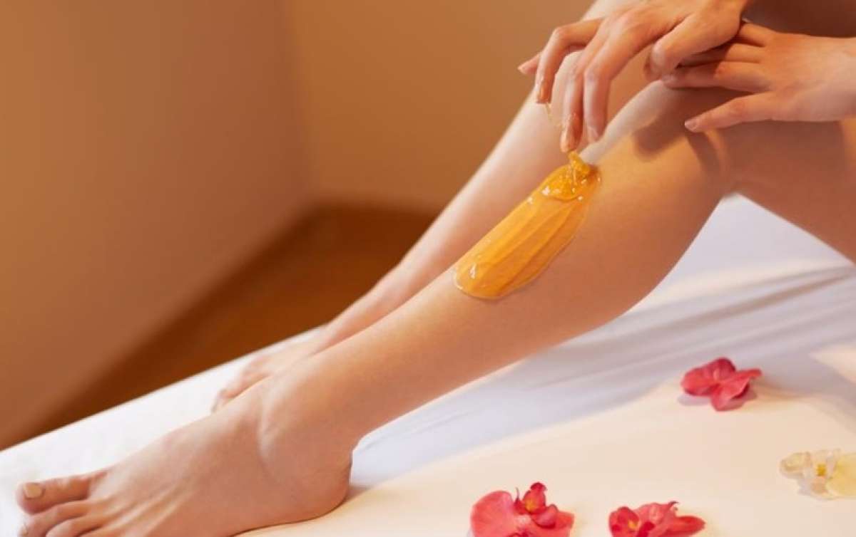 Всегда наносите воск на кожу по направлению роста волос, иначе вы нанесете слишком большой вред.