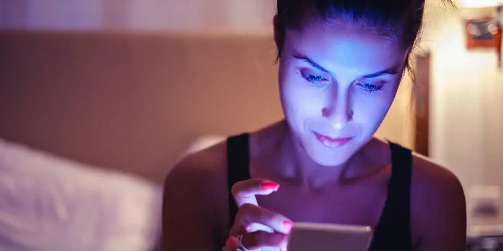 Синий свет от умных устройств наносит больше вреда, чем многие думают.