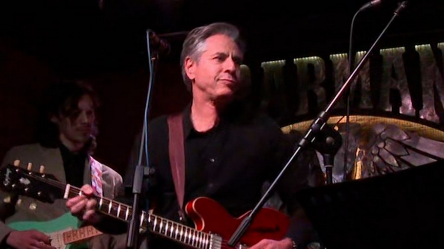 Блинкен исполнил «Rockin' in the Free World» в киевском баре