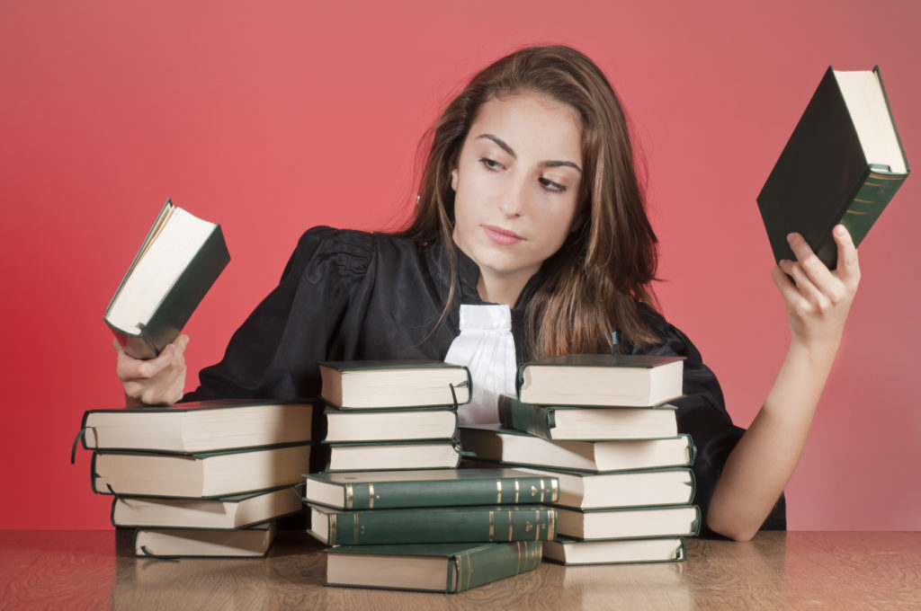 Почему студентам, изучающим юриспруденцию, тяжело обучаться в ВУЗах? (ЛИЧНЫЙ опыт из жизни)