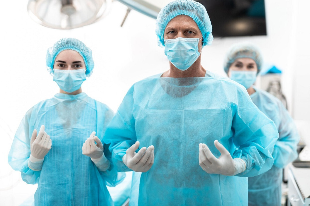 В чем заключается требование к медицинскому персоналу, который работает в операционной?