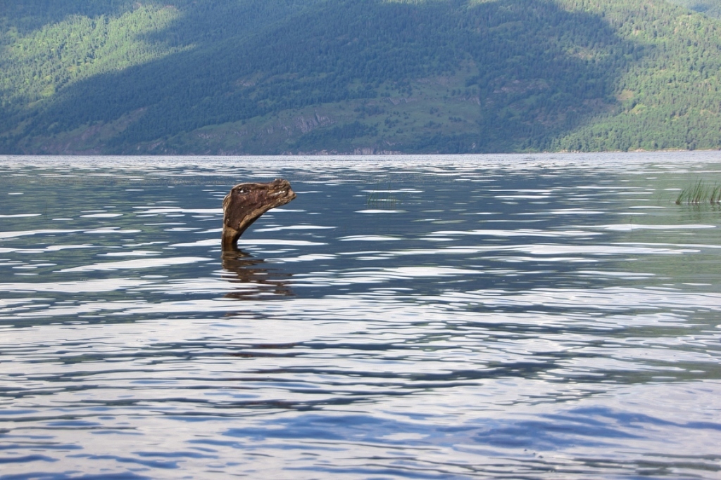 Озеро Лабынкыр: Уютная резиденция загадочного существа.