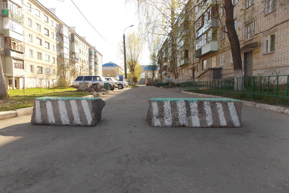Законны ли бетонные блоки во дворах многоквартирных домов? Пример из практики
