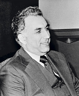 Когда наш самолет начал снижаться над Кабулом, все бросились к иллюминаторам, чтобы посмотреть, будут ли янки стрелять по нам из зенитных орудий