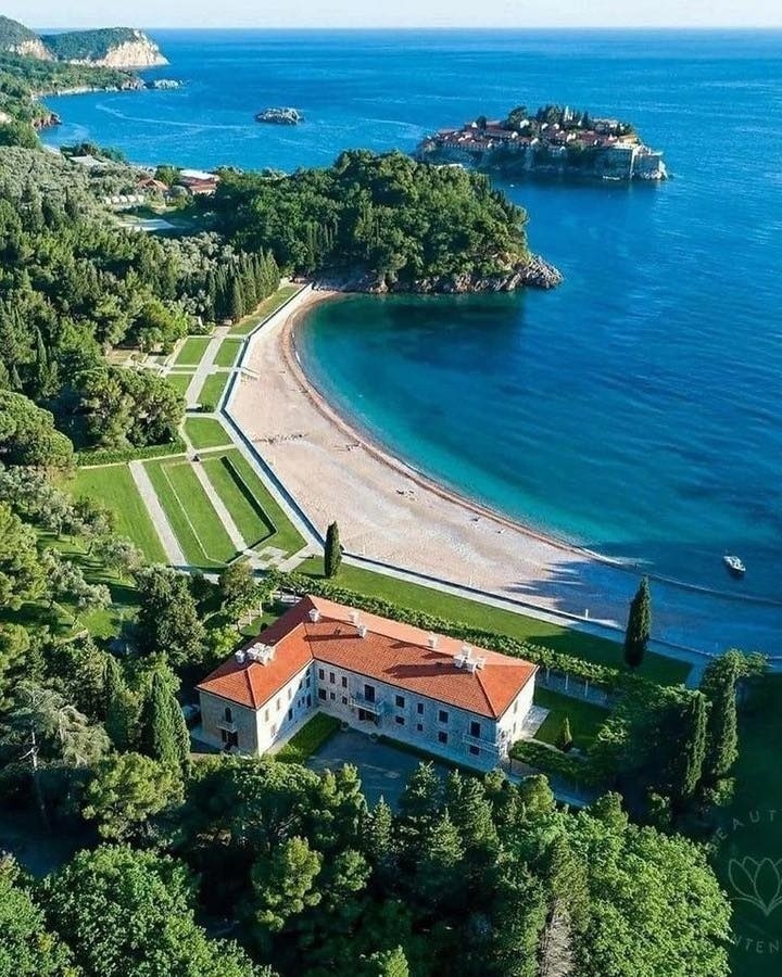 Сегодня летим в Черногорию.