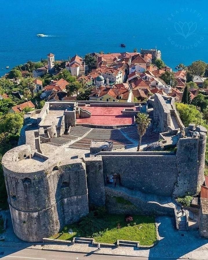 Сегодня летим в Черногорию.