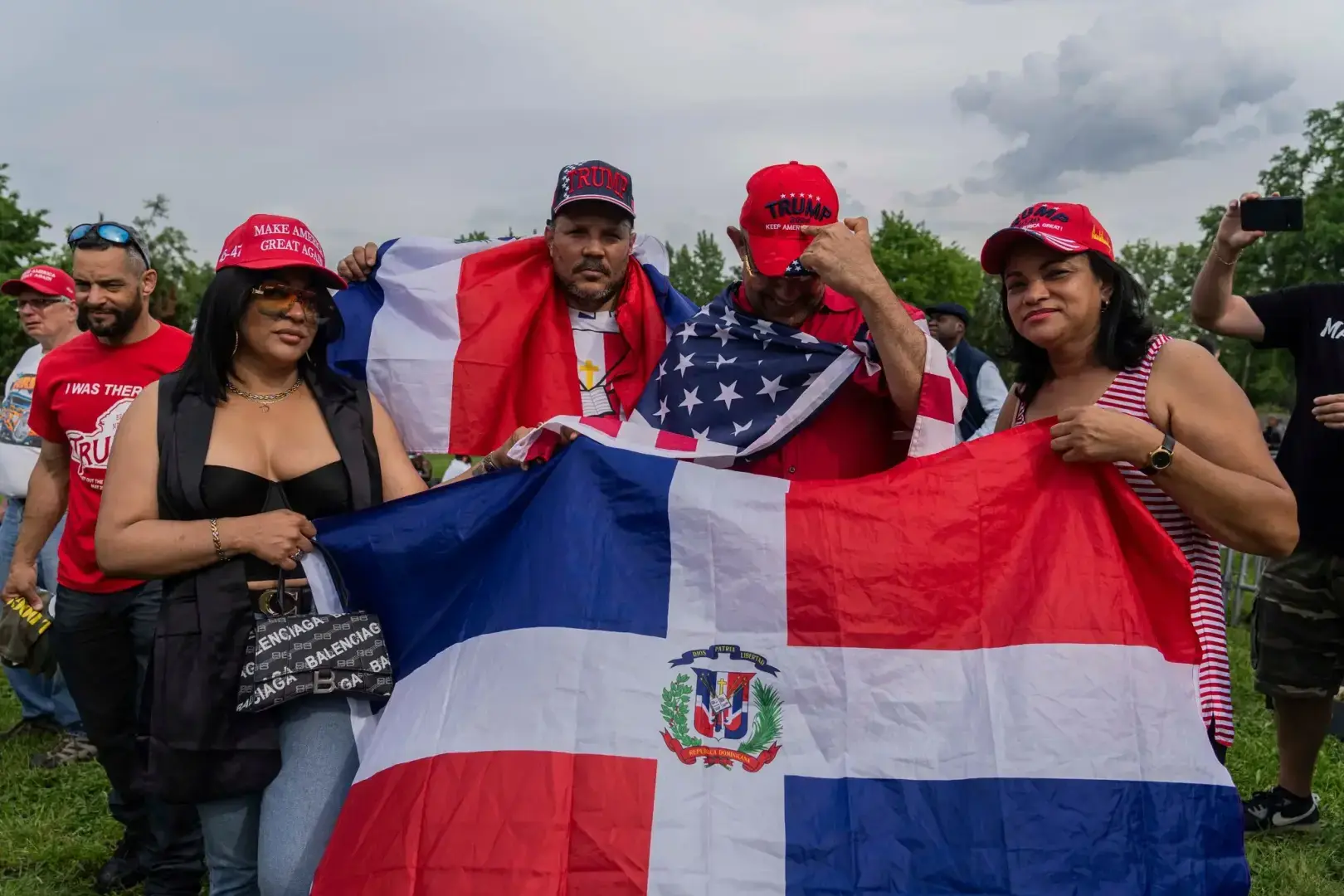 На митинге Трампа в Бронксе скандируют «Построй стену»