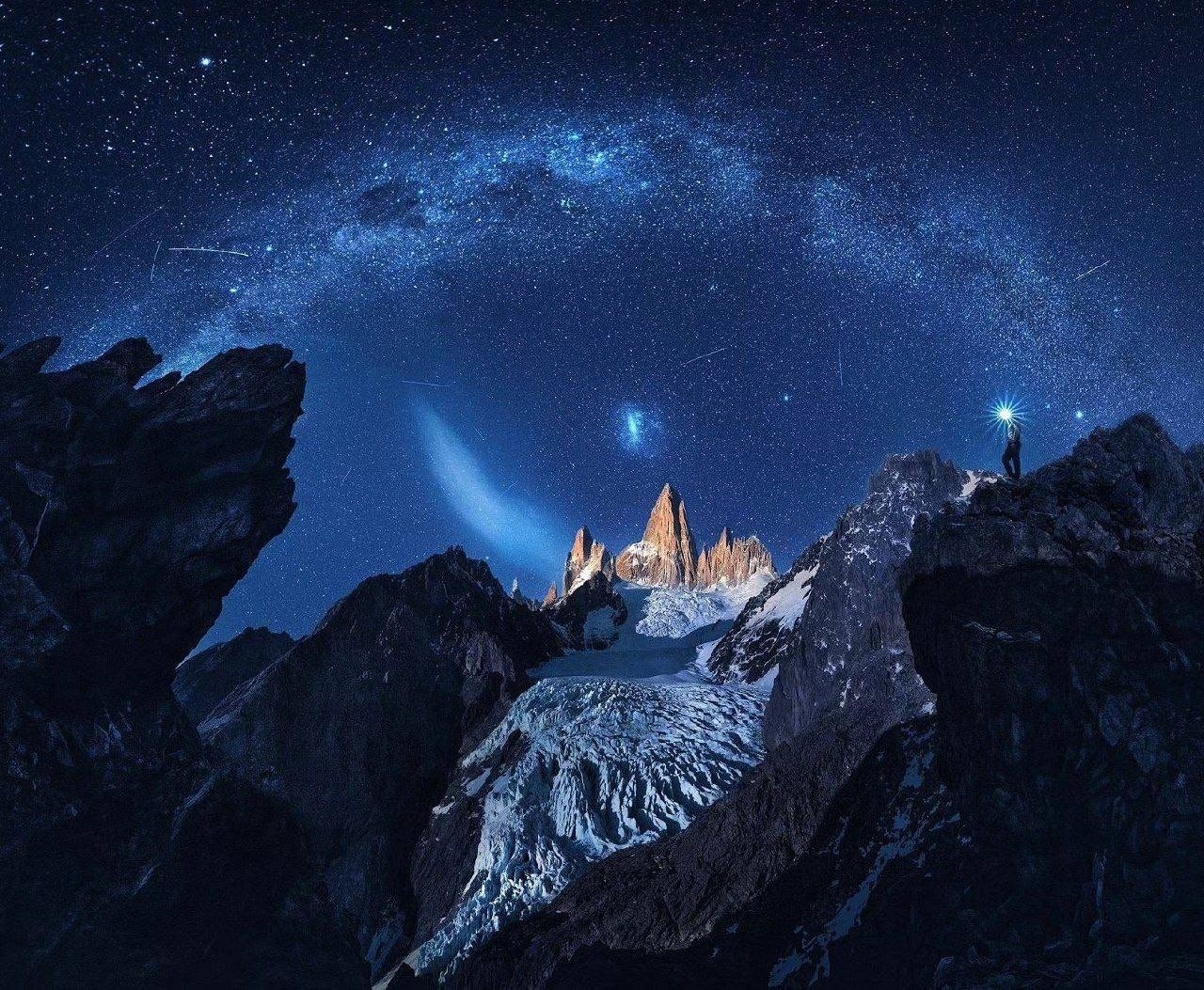 В далеком королевстве, среди величественных гор и безбрежных звездных небес