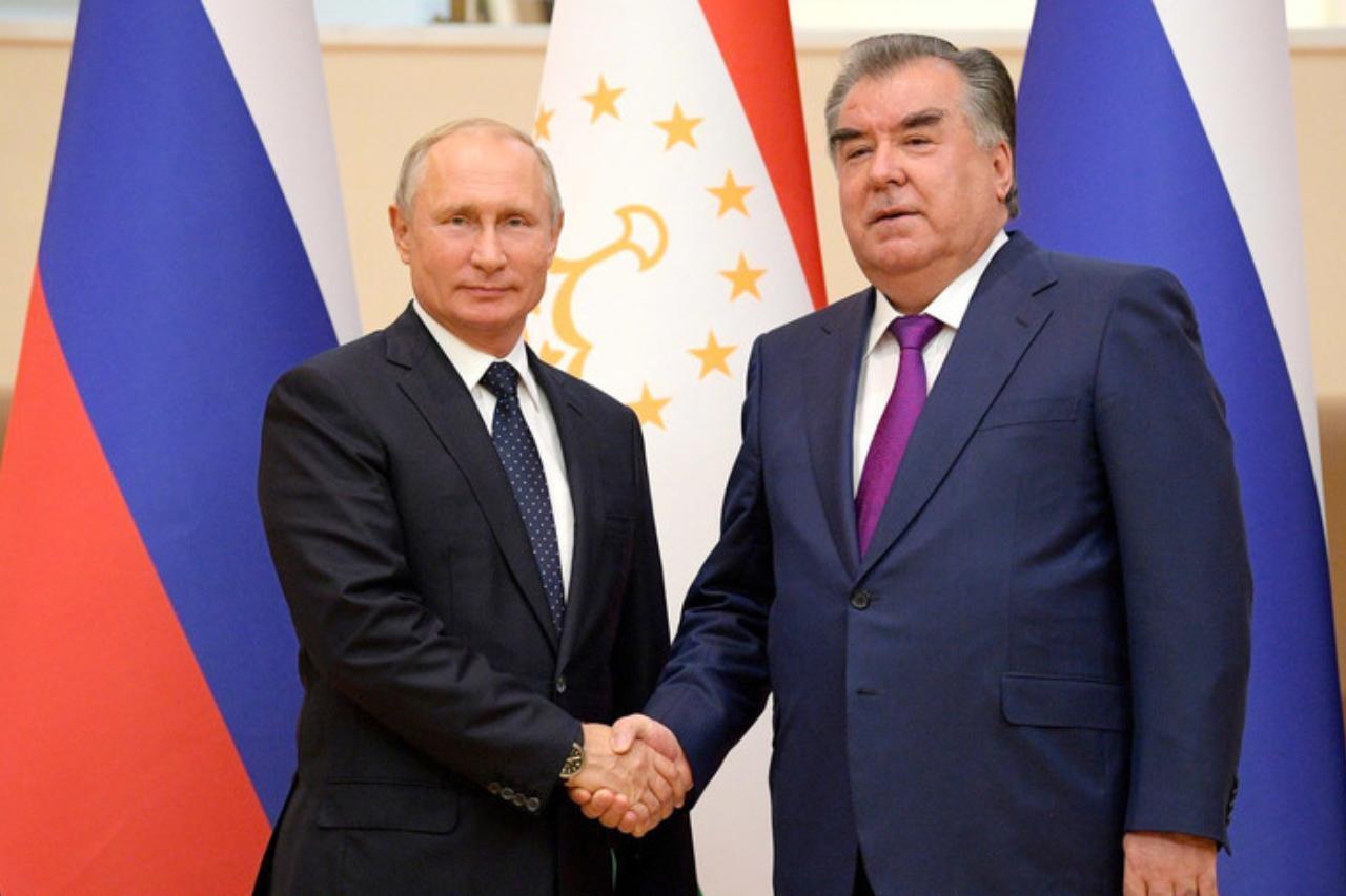 Путин пообещал обеспечить достойные условия мигрантам из Узбекистана.