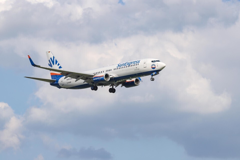 Синоптик BBC и его семья выброшены из самолета «разгневанным маленьким пилотом» после того, как она попросила попутчиков не есть орехи