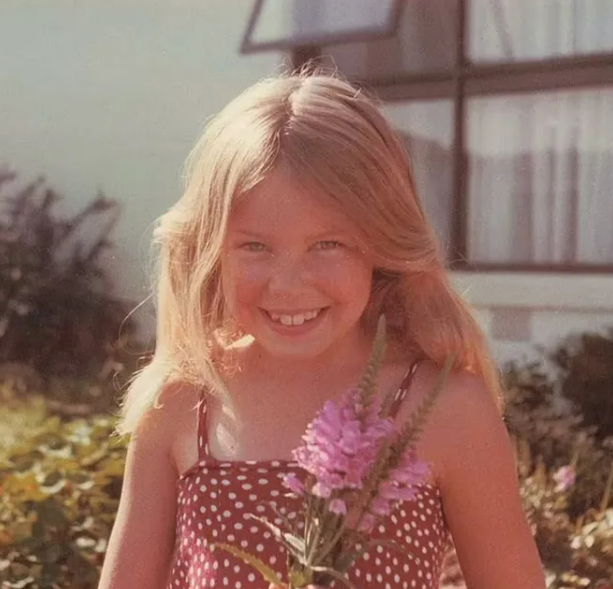 Курносая девочка с косичками: Кайли Миноуг в день рождения показала редкие детские фото