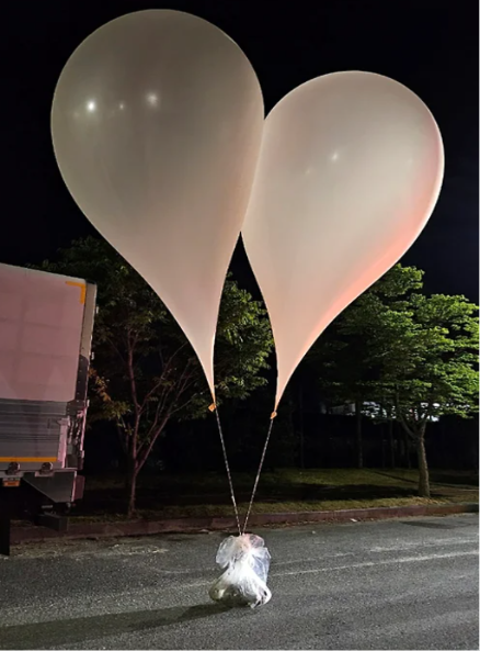 ✅КНДР запустила в Южную Корею более 150 шаров с пластиком, батарейками и навозом