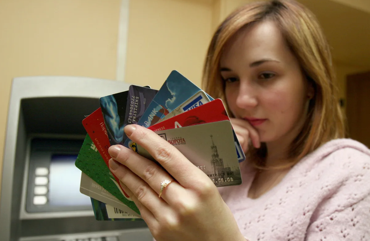 Народ начал избавляться от кредитных карт