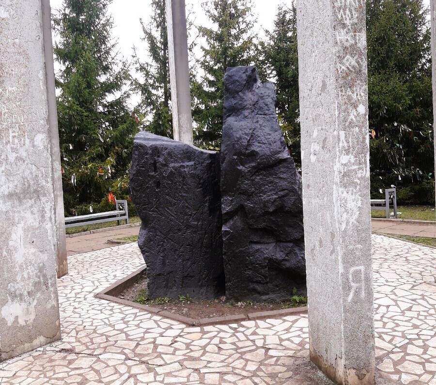 Восхождение к странному чёрному камню в Биляре (Татарстан). Здесь собираются православные, мусульмане и язычники