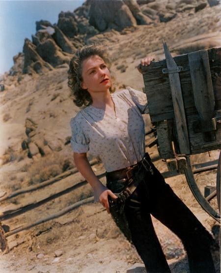 Классические актрисы с оружием: потрясающие сцены из классических фильмов