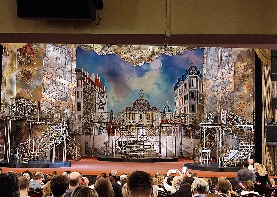 Московский театр оперетты. Замечательный репертуар, актёры, декорации и жутко тесный и неудобный зал.