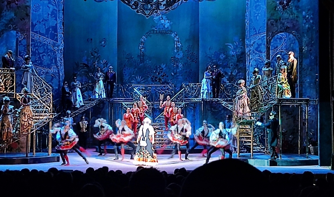 Московский театр оперетты. Замечательный репертуар, актёры, декорации и жутко тесный и неудобный зал.