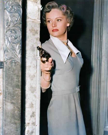 Классические актрисы с оружием: потрясающие сцены из классических фильмов
