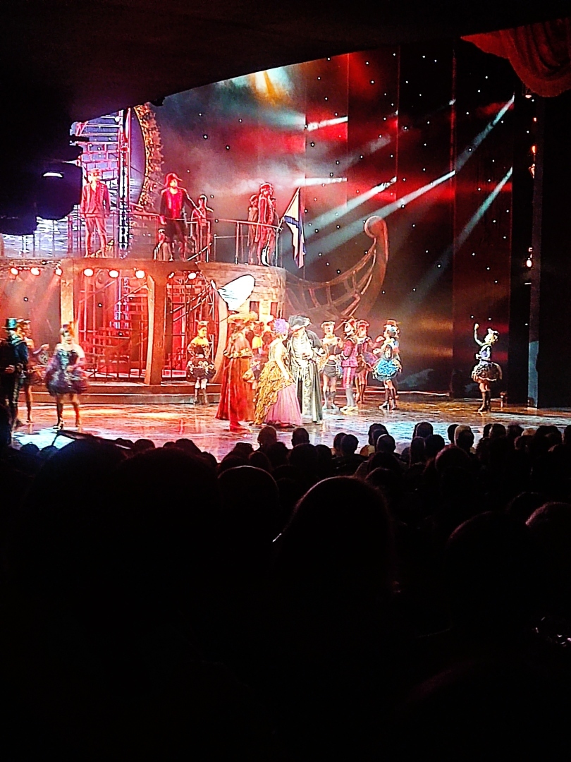 Московский театр оперетты. Замечательный репертуар, актёры, декорации и жутко тесный и неудобный зал.