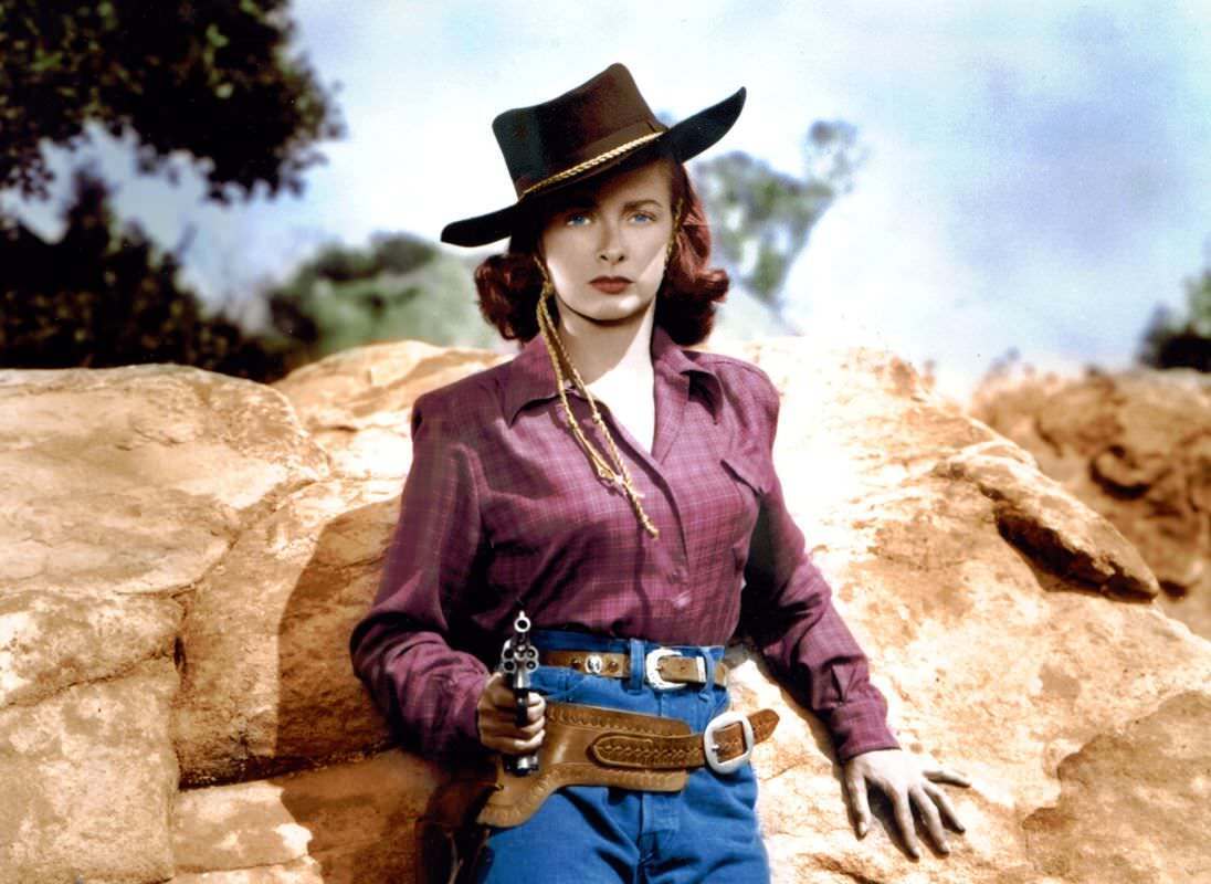 Классические актрисы с оружием: потрясающие сцены из классических фильмов