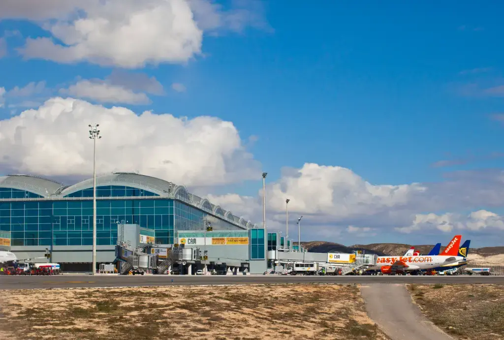 Пьяный путешественник арестован за драку во время полета, а затем пытался открыть дверь, чтобы «побыстрее выйти»