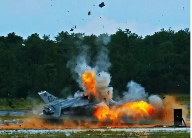 Не взлетев взорвались (F-16)