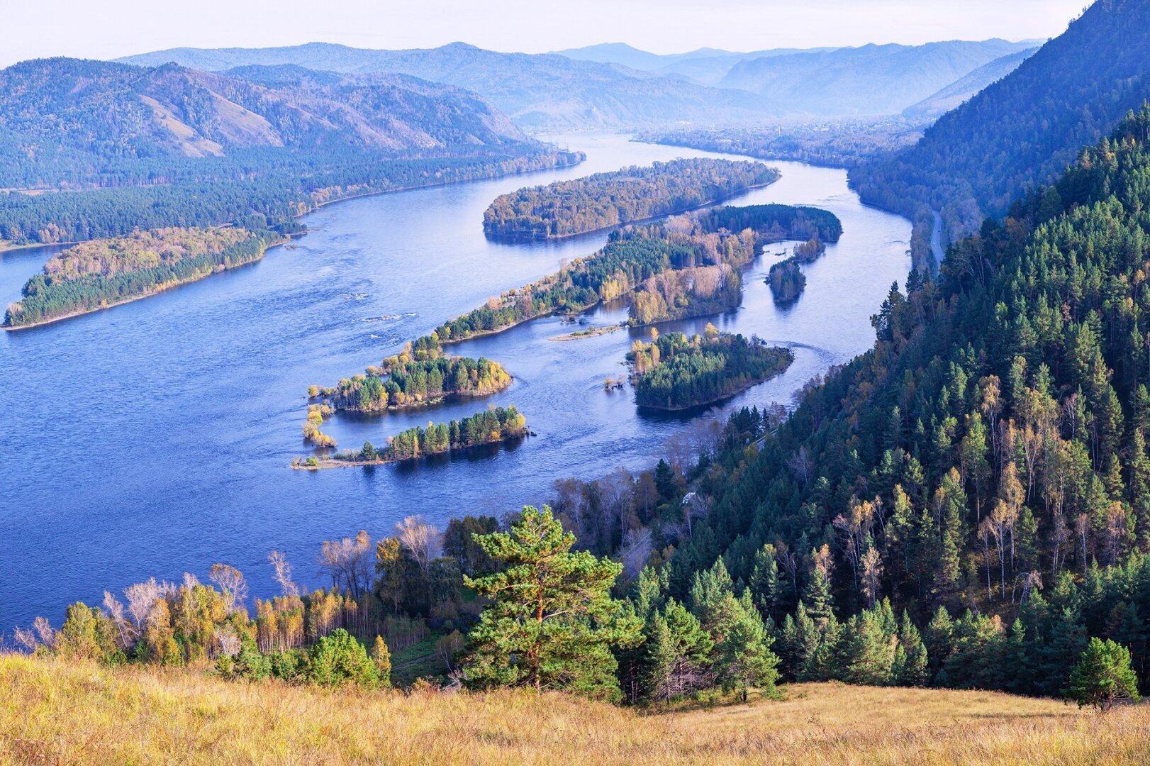 Сибирь - это один из крупнейших регионов в России, занимающий большую часть восточной части страны
