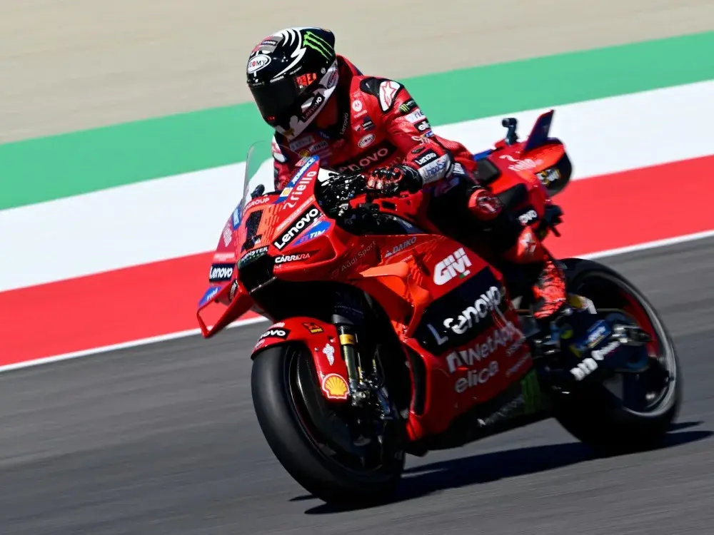 Франческо Баньяя празднует домашнюю победу на Гран-при Италии