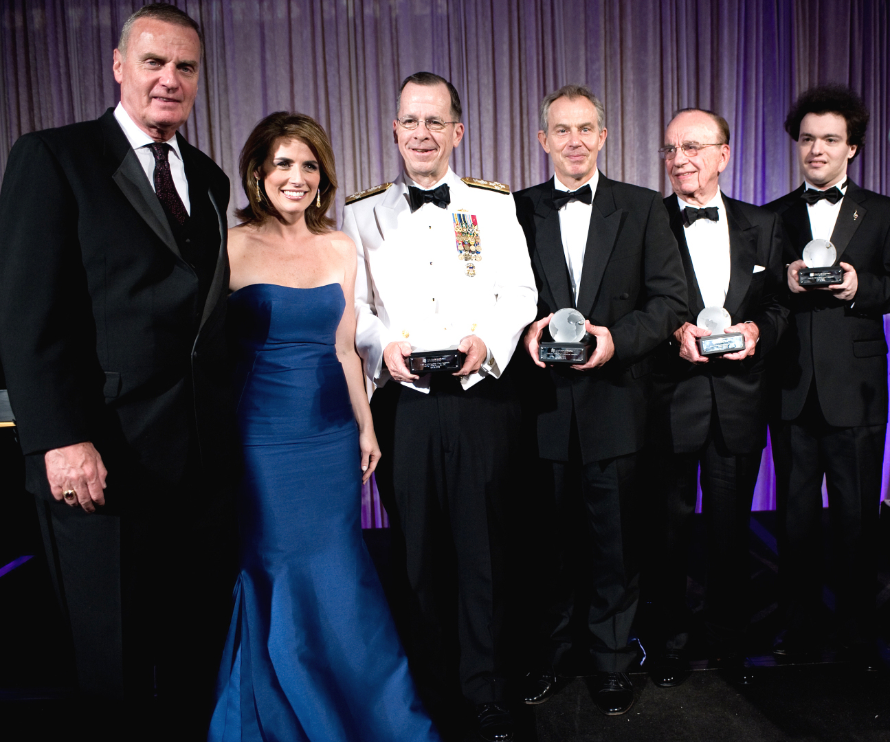 Почему лучше, если ребенок, будет ходить в музыкальную школу? Жалею что не ходил. Стал бы иначе серьезным пианистом.