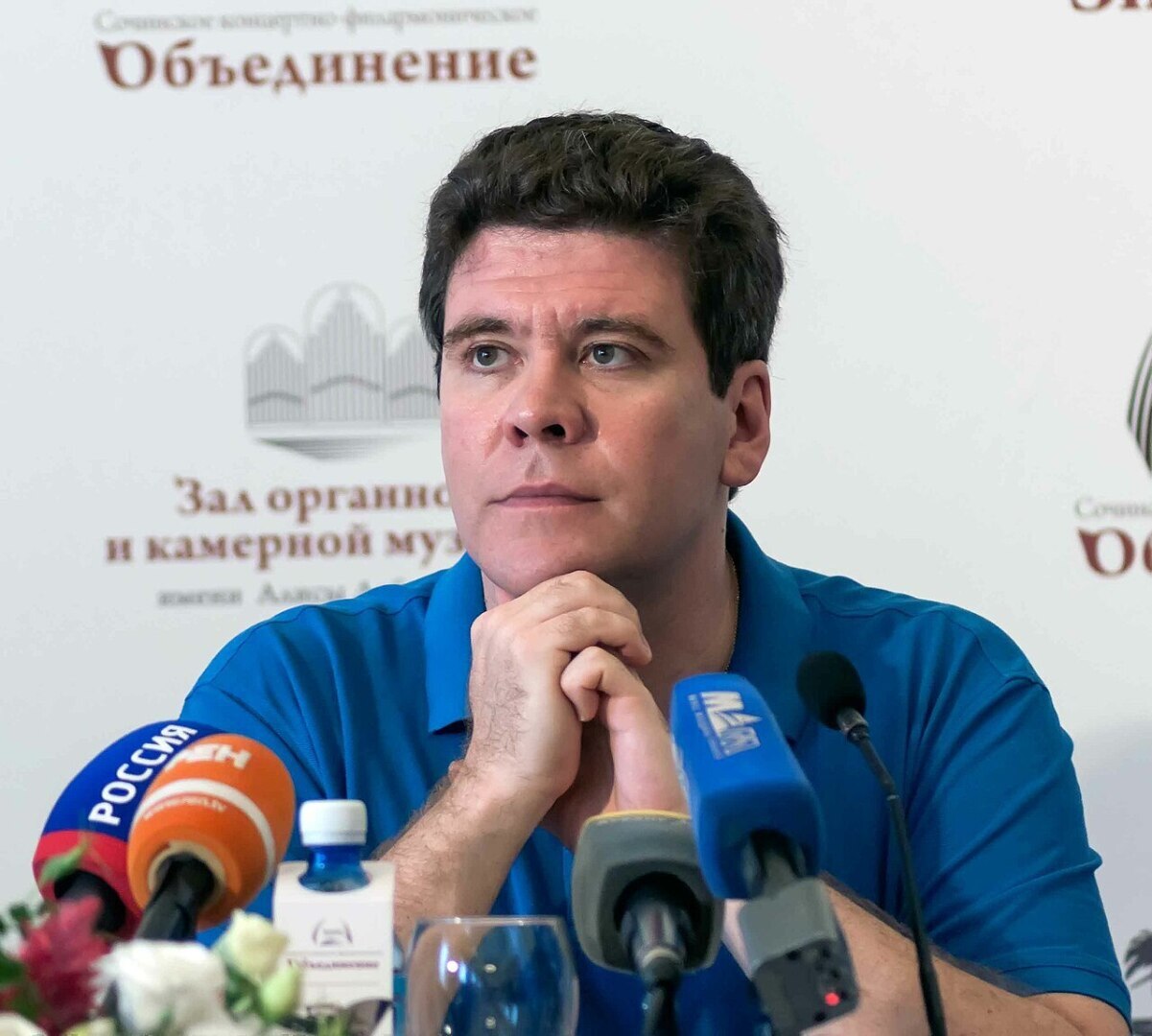 Почему лучше, если ребенок, будет ходить в музыкальную школу? Жалею что не ходил. Стал бы иначе серьезным пианистом.