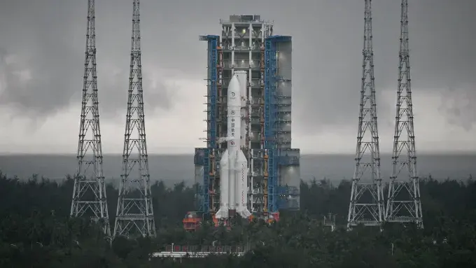 Китайский зонд «Чанъэ-6» успешно приземлился на обратной стороне Луны